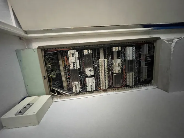 Armoire électrique avant le nettoyage